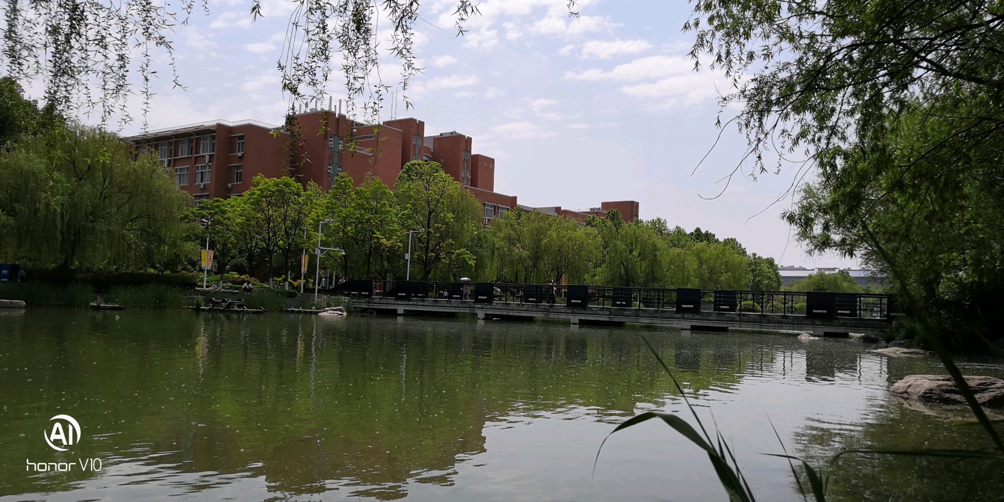 v10拍摄的郑州大学新区眉湖景致