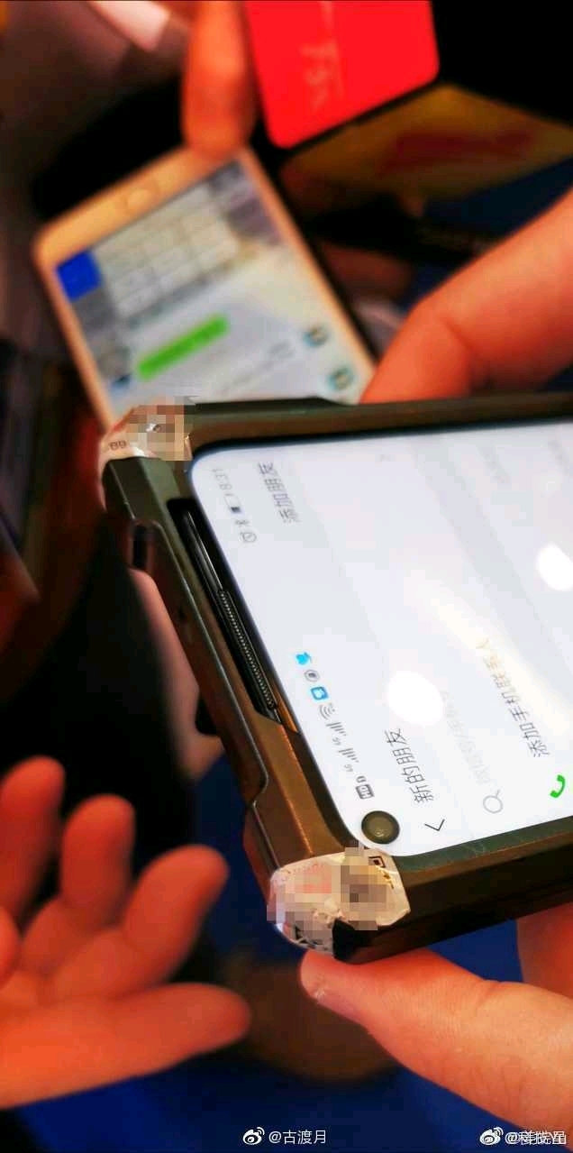 荣耀20这个耳机孔位置,比v20好太多!