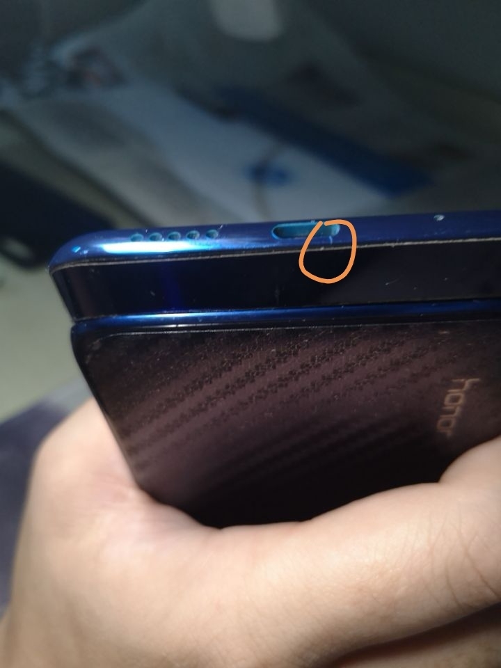 11月底买的,今天发现充电口裂了,已经联系售后,明天去,看看售后怎么