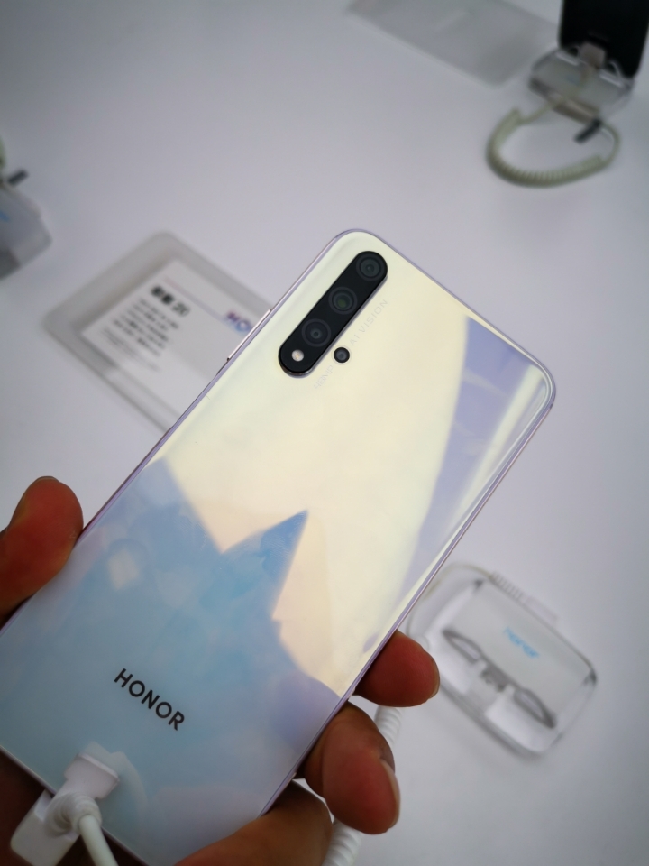 荣耀20上的那些设计小细节真的让人想买!