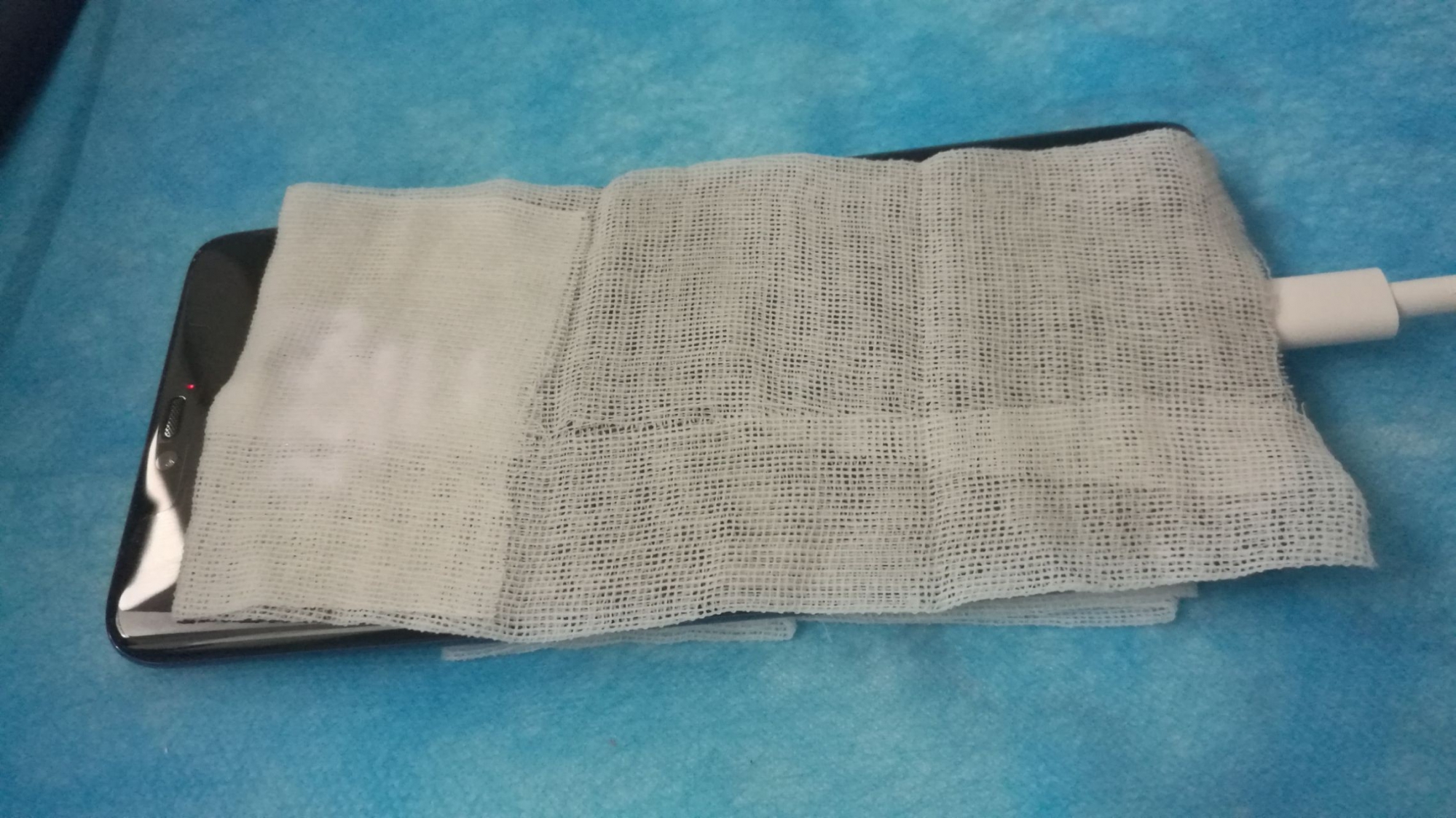 用纱布或纸巾,沾酒精或者水,后盖和屏幕降温,但是后盖要注意避开上耨