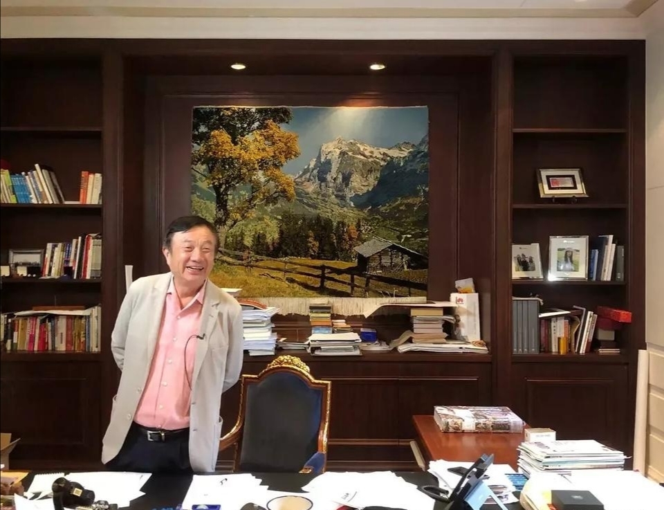 这是任正非的办公室,办公桌上除了那本书很显眼,其实这个搪瓷缸液很