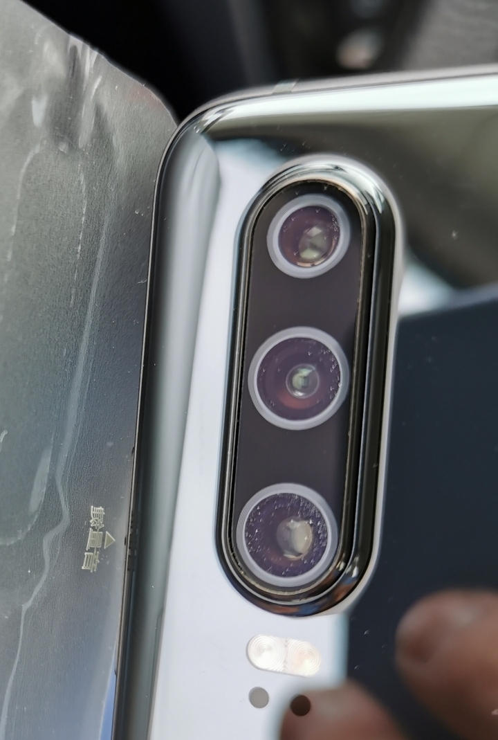 某东华为自营店买的p30,3个摄像头里面全是灰尘,严重怀疑是后壳纯开