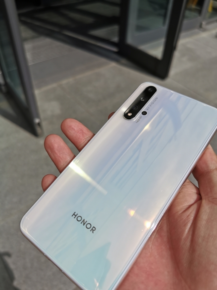 刚刚到手不久的荣耀20!白色很赞