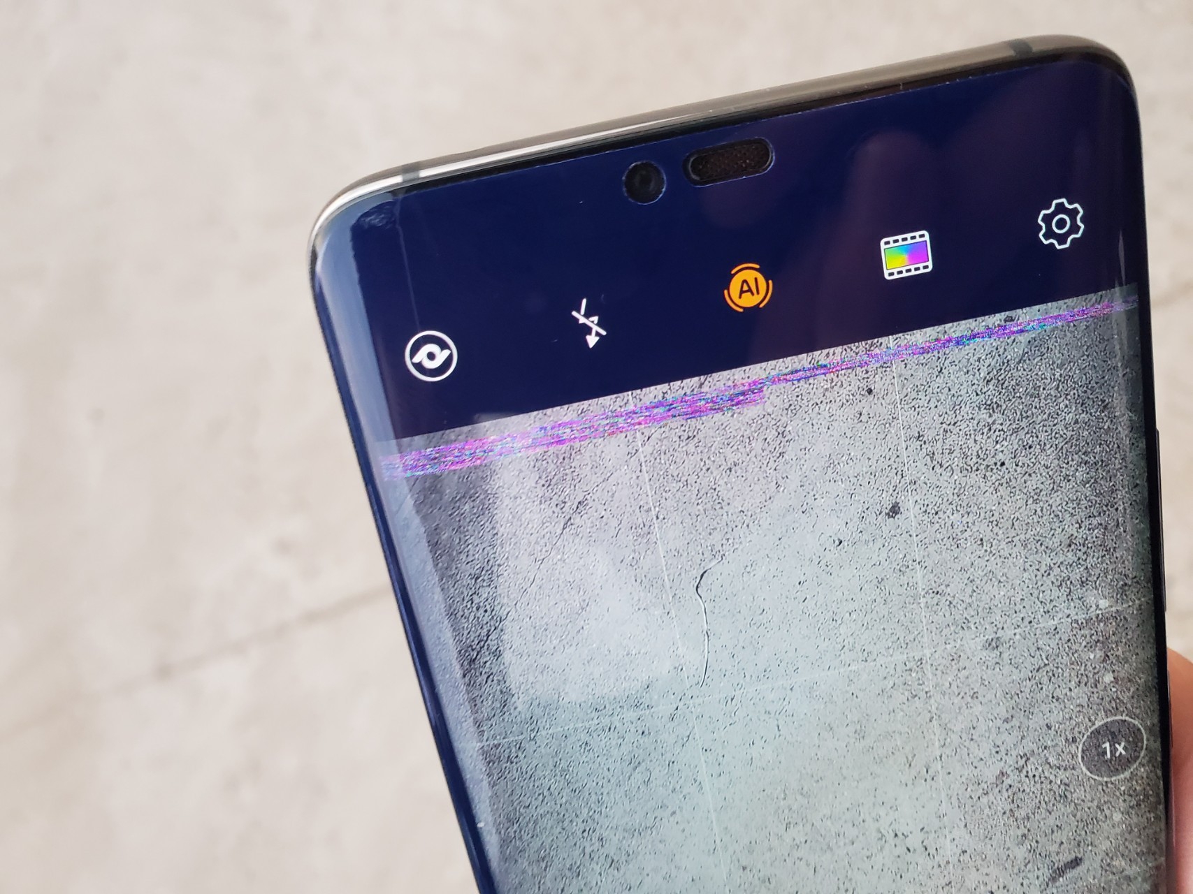 入手华为mate20pro半年时间,手机屏幕总出现雪花细条是怎.