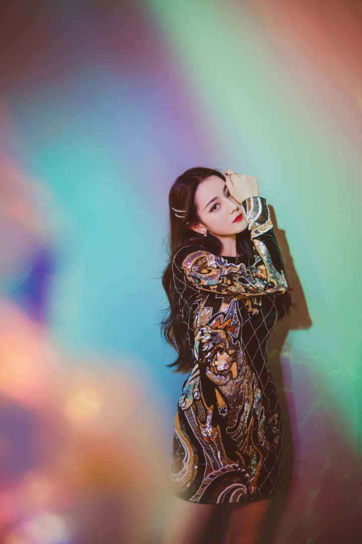 谁有杂志锁屏中迪丽热巴的图片